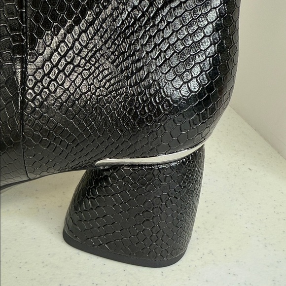 DKNY Women's Cana Block Heel Knee-High Boots Wide Calf Sz 8 - Picture 3 of 12